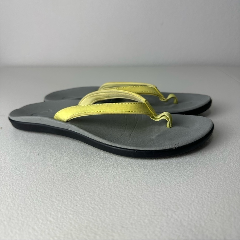 OluKai Girls Yellow Gray Black Ho’opio Thong Summer Outdoor Sandals Flip Flops 3
